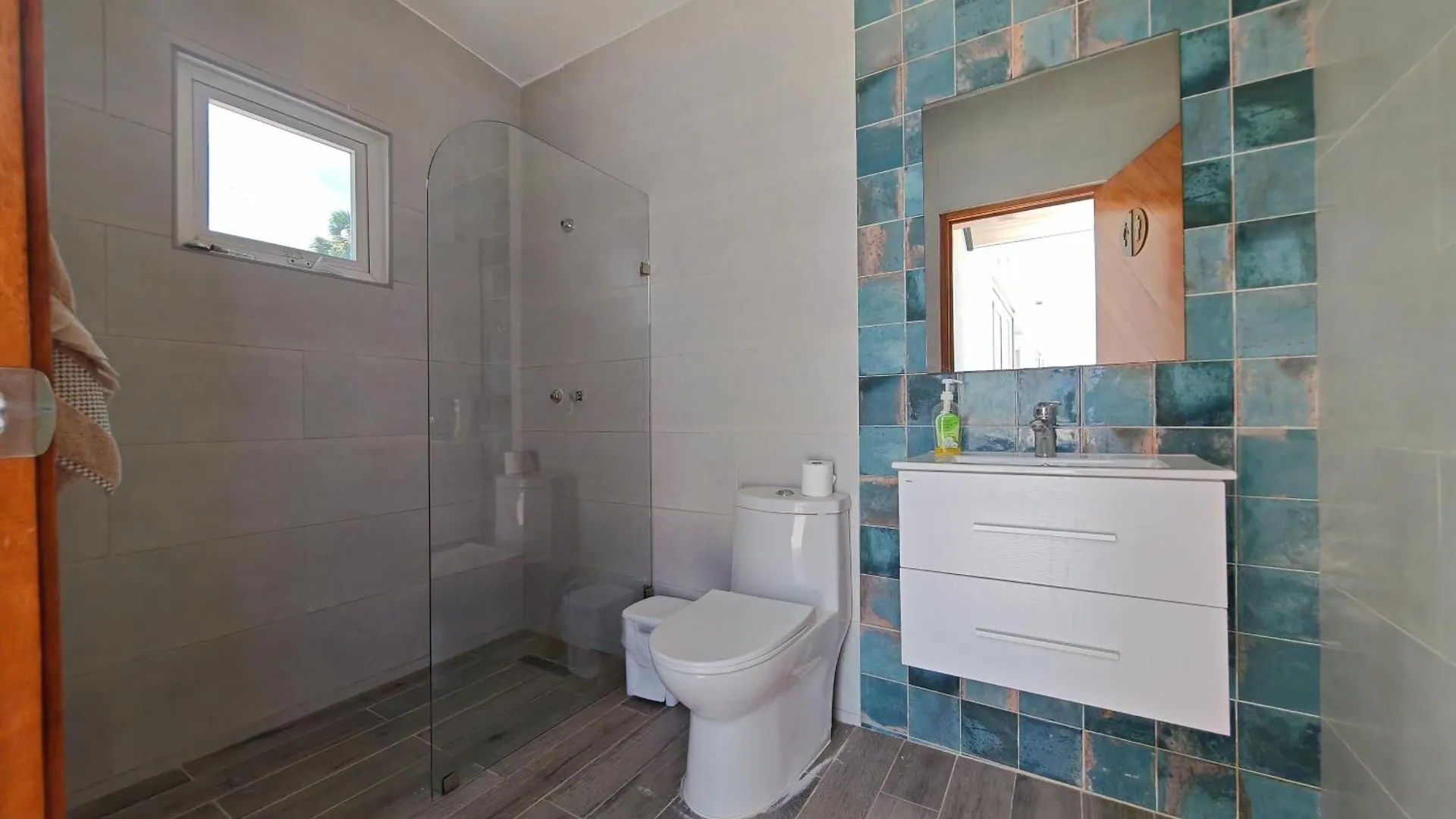 Luxury Oceanfront Villa With Heated Pool, Jacuzzi, Ac, Bbq, Starlink Wi-Fi, Chef'S Kitchen, Staff Included, Mountain Views, Near El Quemaito, San Rafael, And Los Patos Beach Barahona 0*,
