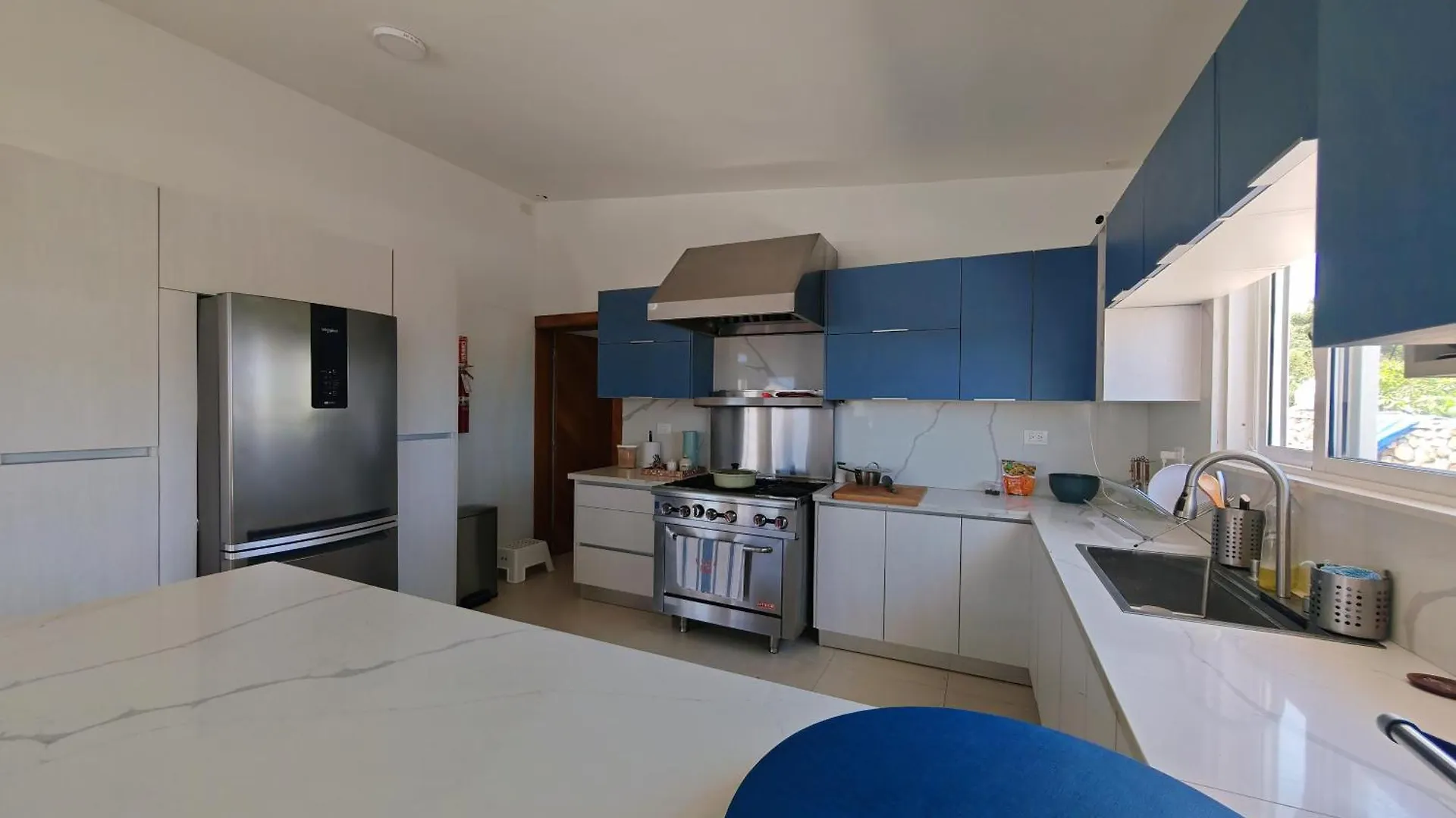 Luxury Oceanfront Villa With Heated Pool, Jacuzzi, Ac, Bbq, Starlink Wi-Fi, Chef'S Kitchen, Staff Included, Mountain Views, Near El Quemaito, San Rafael, And Los Patos Beach Barahona