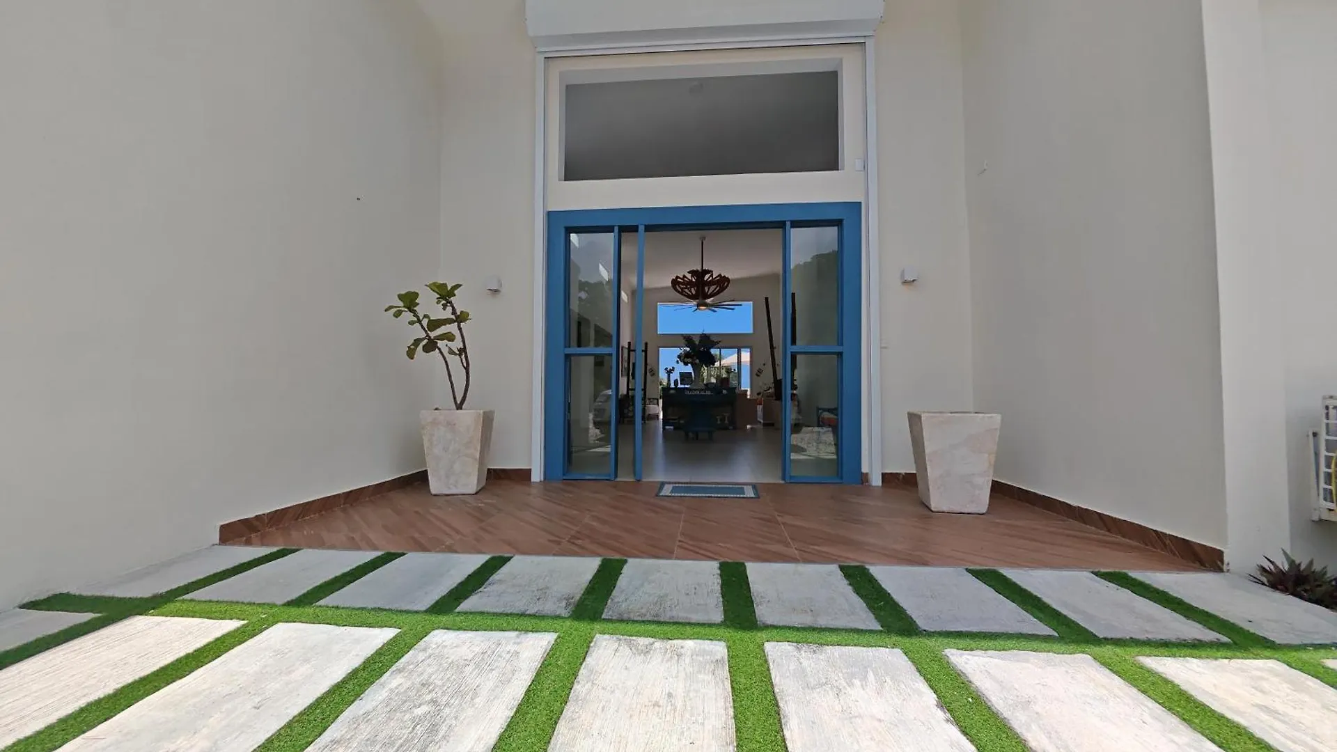 Luxury Oceanfront Villa With Heated Pool, Jacuzzi, Ac, Bbq, Starlink Wi-Fi, Chef'S Kitchen, Staff Included, Mountain Views, Near El Quemaito, San Rafael, And Los Patos Beach Barahona