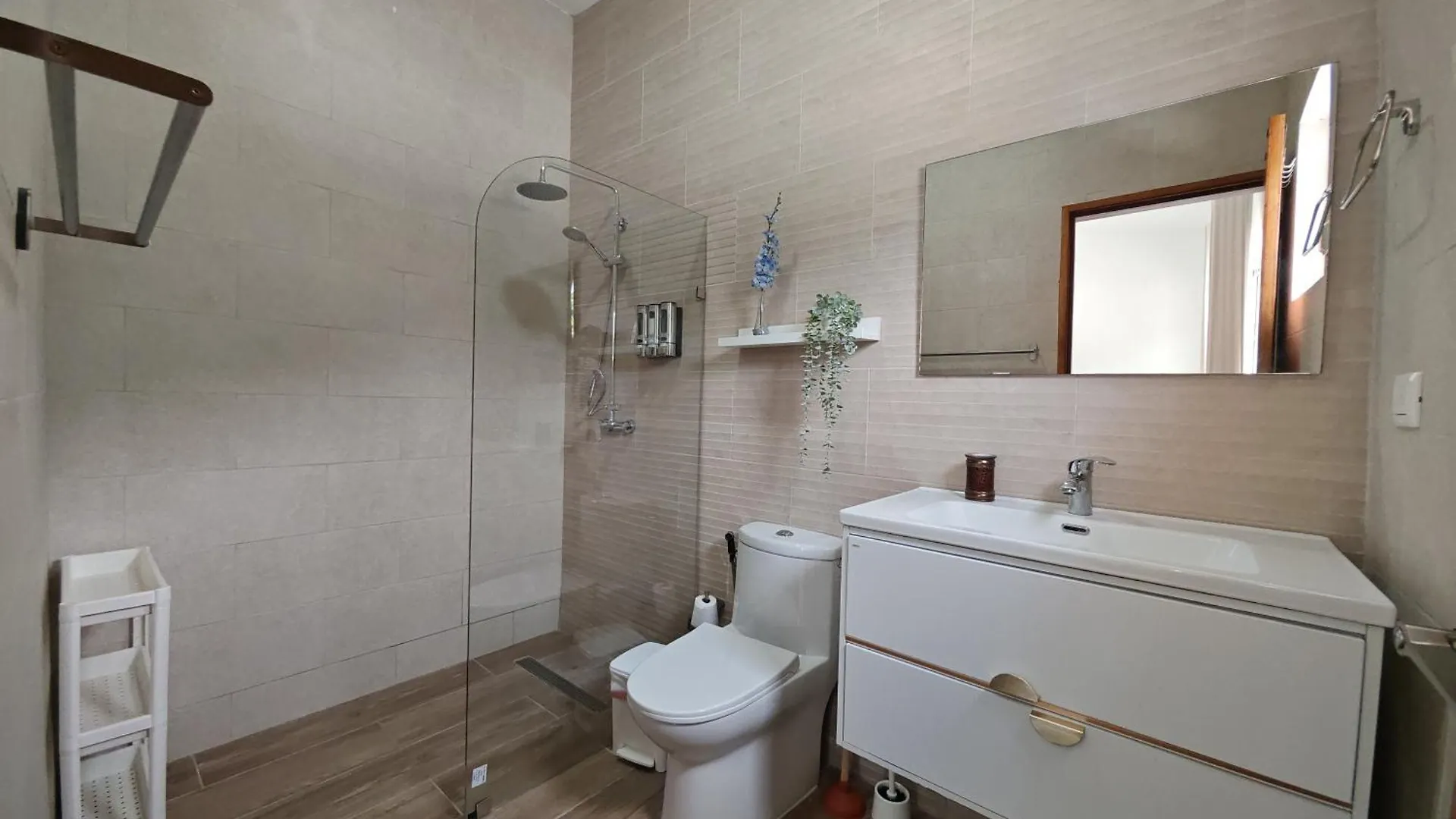 Luxury Oceanfront Villa With Heated Pool, Jacuzzi, Ac, Bbq, Starlink Wi-Fi, Chef'S Kitchen, Staff Included, Mountain Views, Near El Quemaito, San Rafael, And Los Patos Beach Barahona