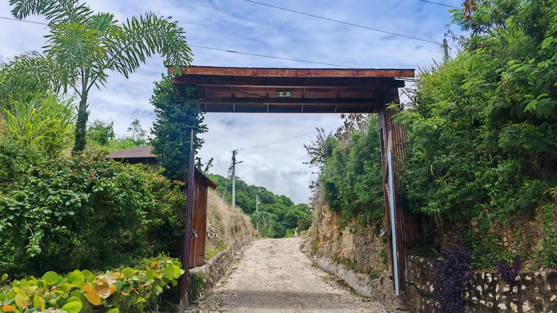 Luxury Oceanfront Villa With Heated Pool, Jacuzzi, Ac, Bbq, Starlink Wi-Fi, Chef'S Kitchen, Staff Included, Mountain Views, Near El Quemaito, San Rafael, And Los Patos Beach Barahona